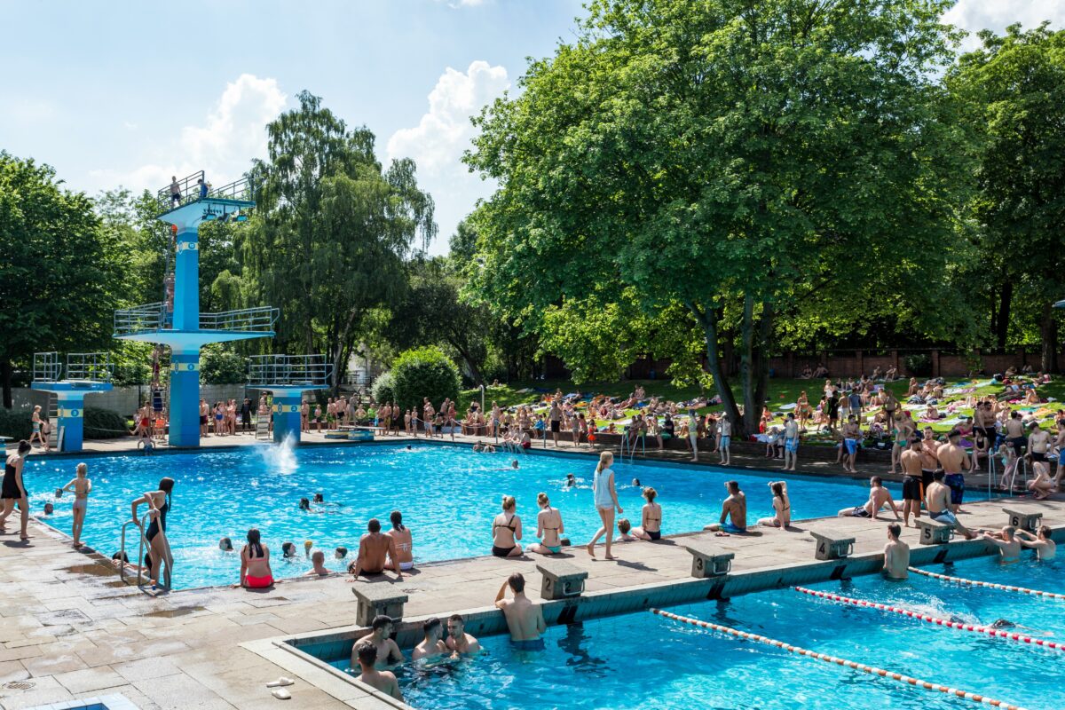 Die Linksfraktion fordert ein Verbot für Smartglasses in Schwimmbädern. Foto: Bernadette Grimmenstein