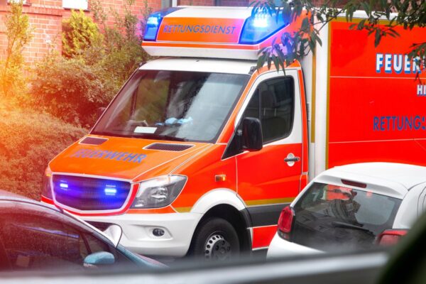 Die Verletzte wurde ins Krankenhaus gebracht. Symbolfoto: Canva