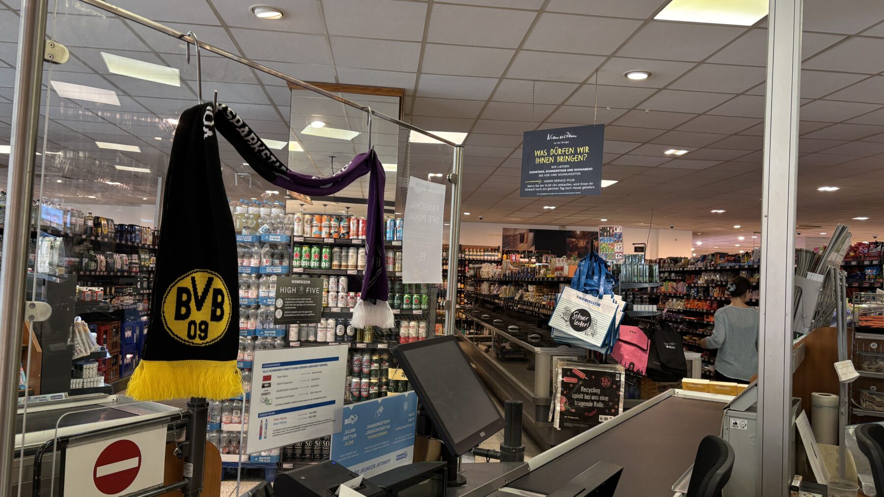 Bei Edeka Niemerszein in der Osterstraße gibt es an der Kasse Fanschals für das DFB-Pokalspiel. Foto: Sarah Jaskulski