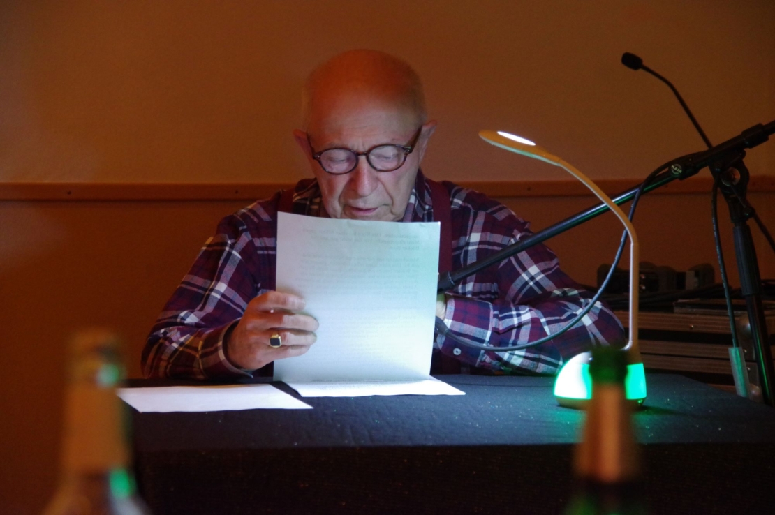 Bei der Veranstaltung wird den Teilnehmern die Möglichkeit gegeben, die Möglichkeit eigene Texte vor einem Publikum vorzutragen. Foto: Ursula Striepe