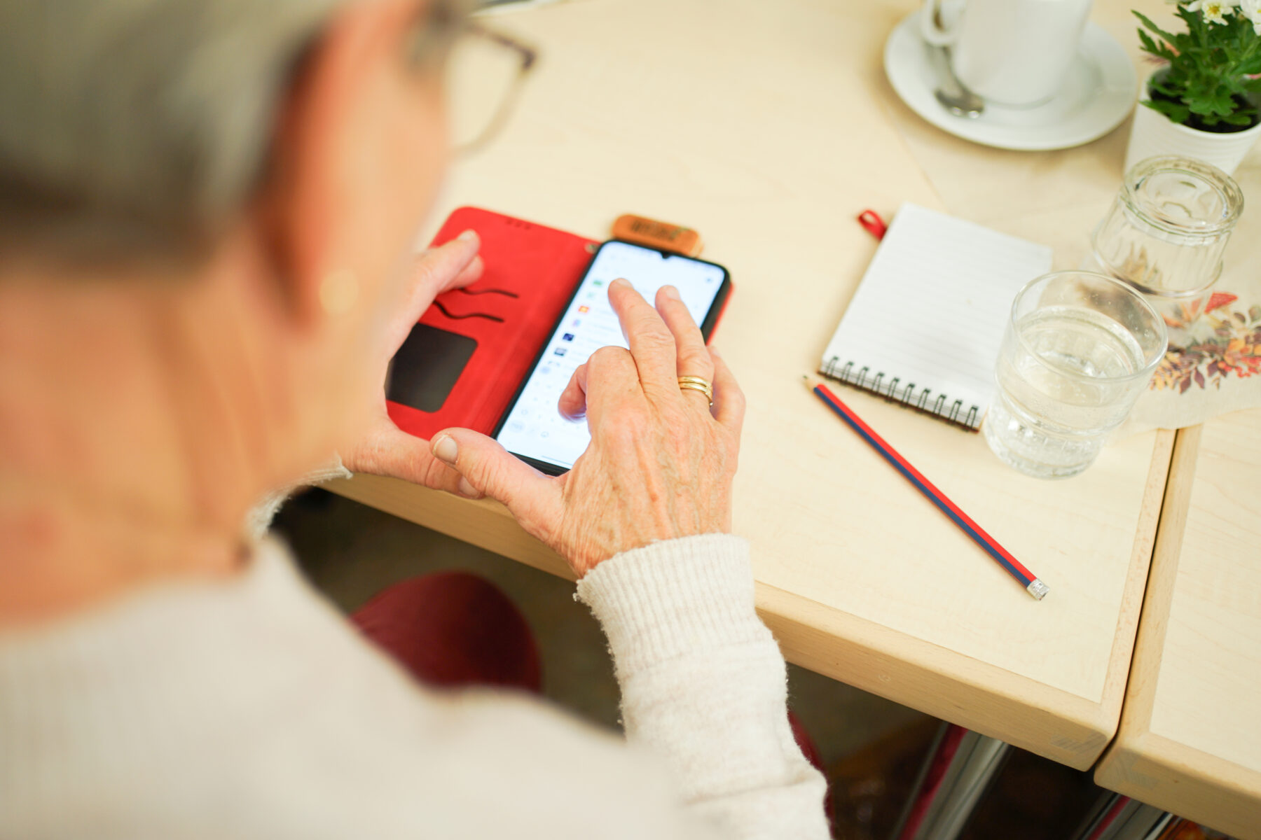 Eine Workshop-Reihe für Menschen im Alter von 60+ zu digitalen Themen. Foto: Diakonie Hamburg
