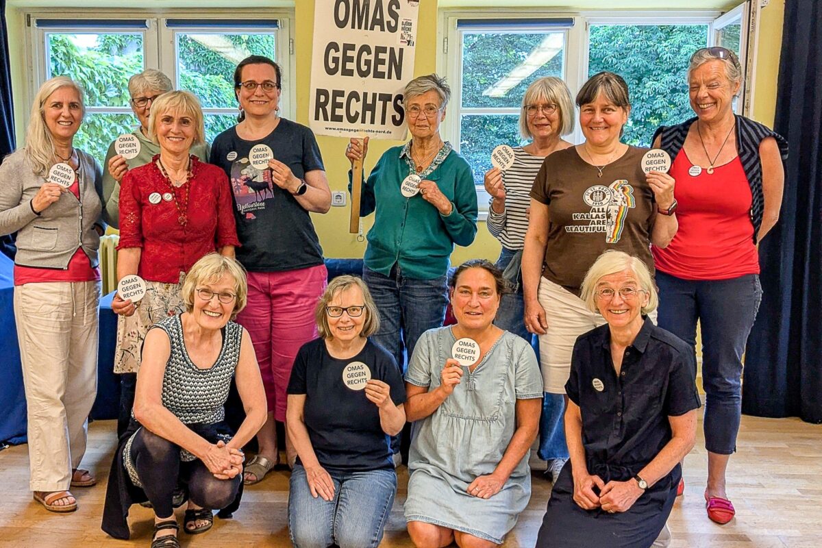 Mitglieder der Eimsbütteler Omas gegen Rechts gehen gemeinsam zu einer Demonstration. Foto: Omas gegen Rechts