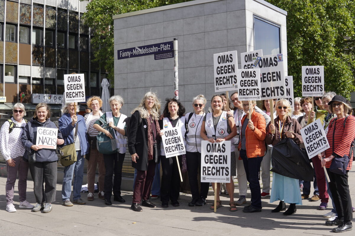 Die Omas gegen Rechts gemeinsam in EImsbüttel. Foto: Ella Schinkel