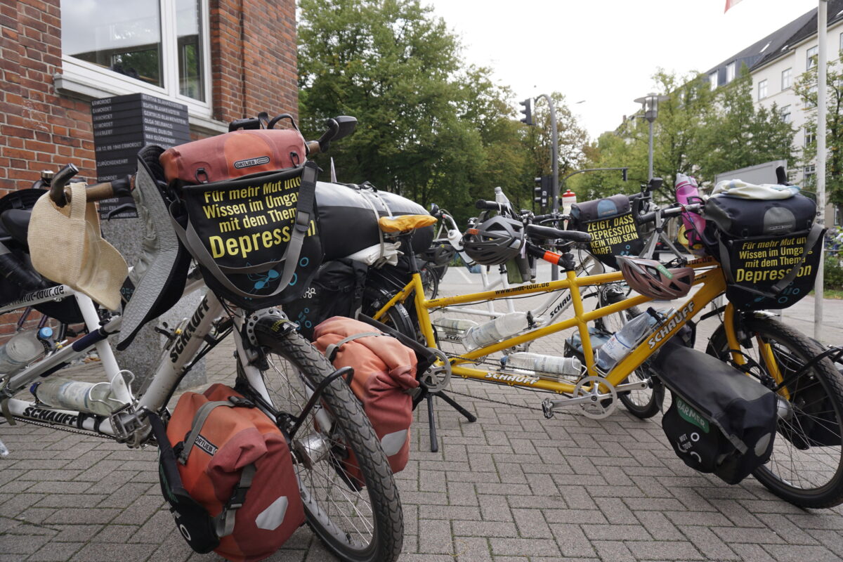 Bepackte Tandems der Mut-Tour stehen Abfahrbereit vor dem ETV Eimsbüttel. Foto: Nina Freier