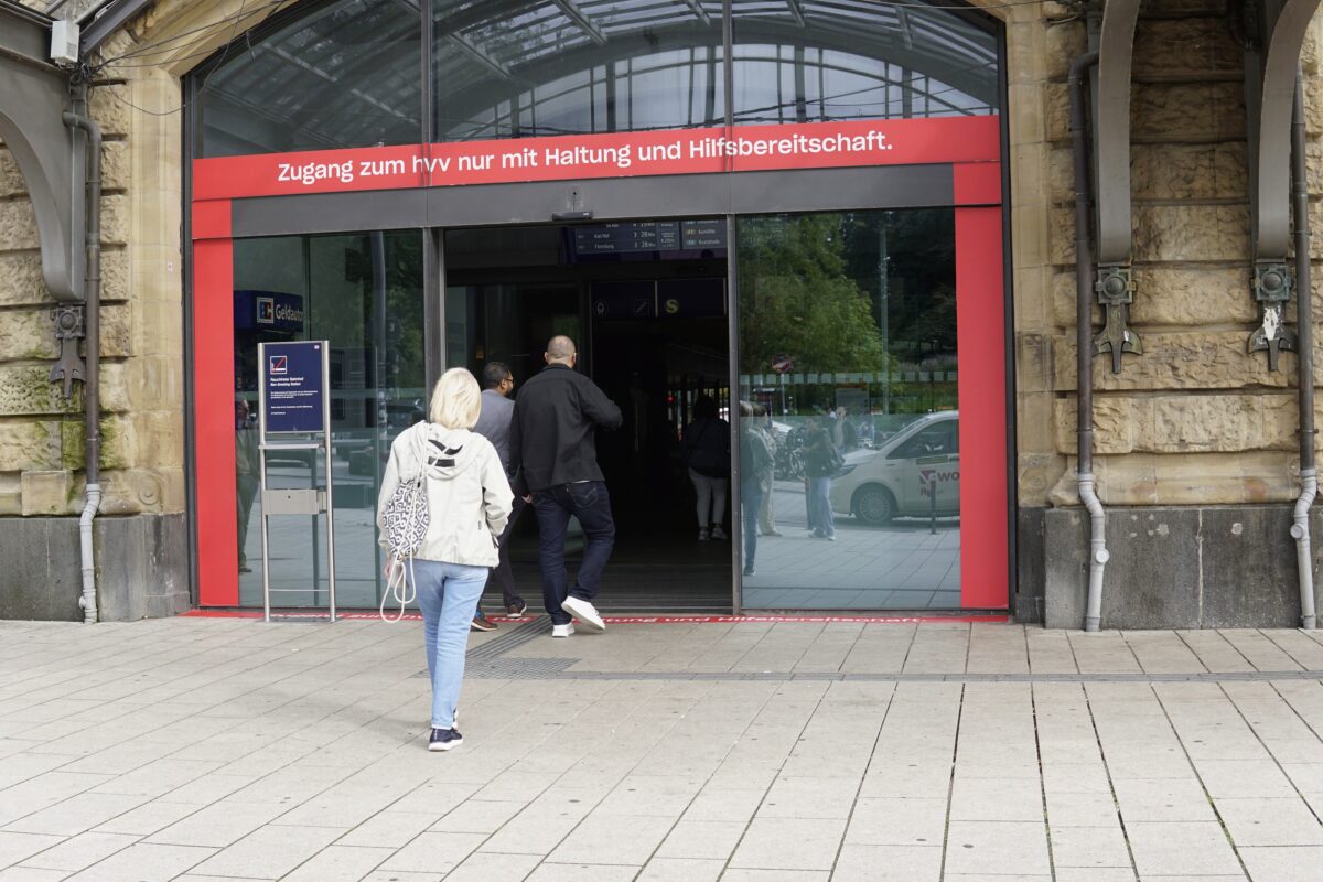Der Eingang des Bahnhofs Dammtor in rot gekleidet mit Aufschrift des hvv. Foto: Nina Freier