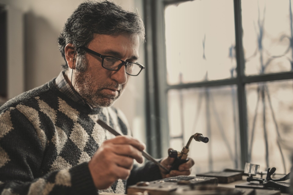 Am 17. Oktober hilft das ehrenamtliche Team des Repair Café Eidelstedt bei kaputten Lampe, Fragen zum Handy und vielem mehr. 
Foto: Özgür Özkan via Pexels