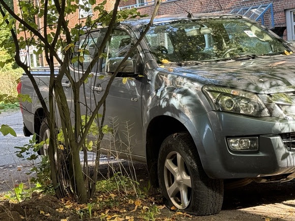 Die SUVs in Pöseldorf standen heute aufgrund der Aktivistengruppe “Widerstands-Kollektiv” still. Foto: Widerstands-Kollektiv