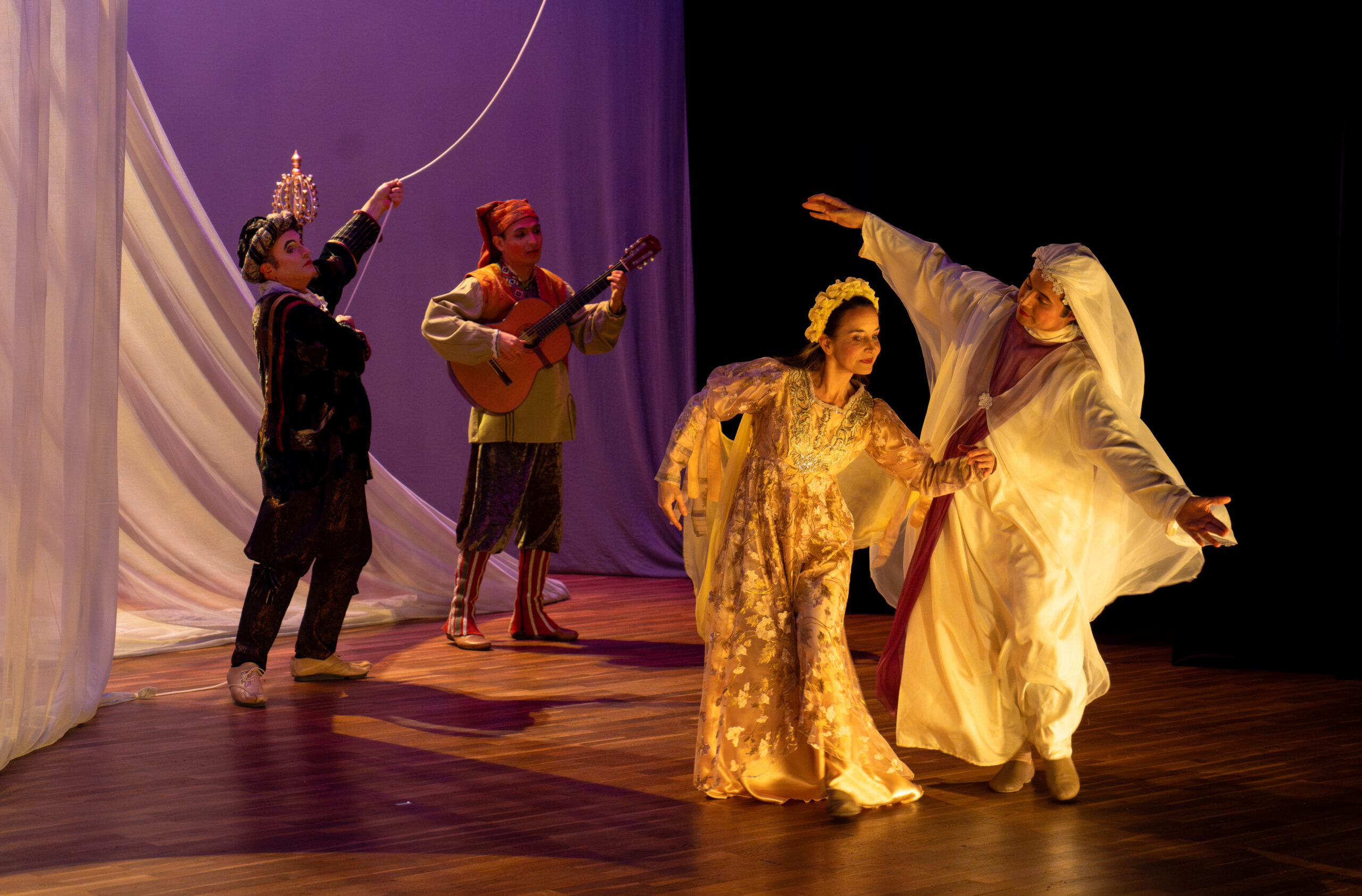 Szene aus Eurythmietheaterstück Aschenputtel. Foto: Sven Kalvelage
