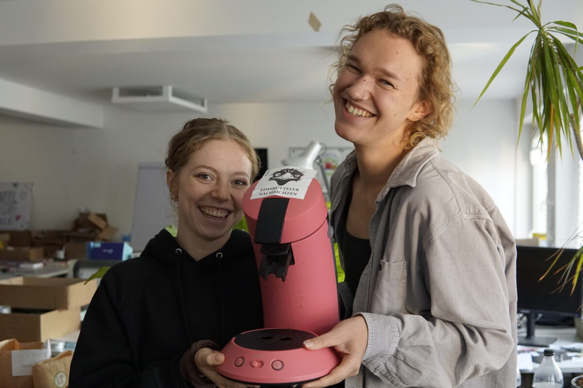 Ella Schinkel (links) und Alexis Milne aus der Redaktion mit der Feel-Good-Managerin. Foto: Nina Freier