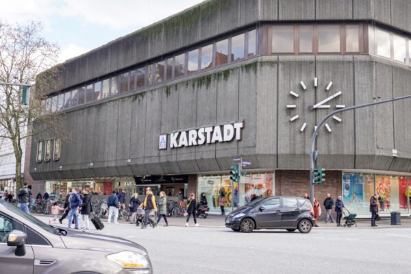Frontalansicht des Karstadt-Gebäudes in der Osterstraße. Foto: Eimsbütteler Nachrichten