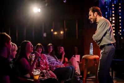Stand-Up Comedy im Birdland Jazzclub. 
Foto: Moritz Leisen